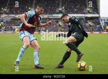 Burnley von Kevin Lange (links) und Manchester City Brahim Diaz Kampf um den Ball während der Premier League Spiel im Turf Moor, Burnley. PRESS ASSOCIATION Foto. Bild Datum: Samstag, Februar 3, 2018. Siehe PA-Geschichte Fußball Burnley. Foto: Richard Verkäufer/PA-Kabel. Einschränkungen: EDITORIAL NUR VERWENDEN Keine Verwendung mit nicht autorisierten Audio-, Video-, Daten-, Spielpläne, Verein/liga Logos oder "live" Dienstleistungen. On-line-in-Verwendung auf 75 Bilder beschränkt, kein Video-Emulation. Keine Verwendung in Wetten, Spiele oder einzelne Verein/Liga/player Publikationen. Stockfoto