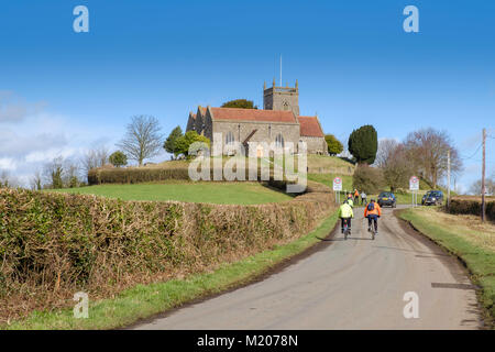 ST ARILDA'S KIRCHE OLDBURY AUF SEVERN. Mit Radfahrern. Stockfoto