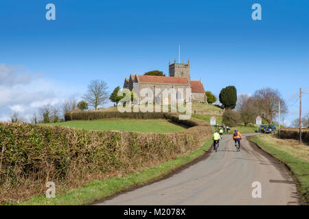 ST ARILDA'S KIRCHE OLDBURY AUF SEVERN. Mit Radfahrern. Stockfoto