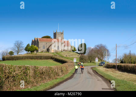 ST ARILDA'S KIRCHE OLDBURY AUF SEVERN. Mit Radfahrern. Stockfoto