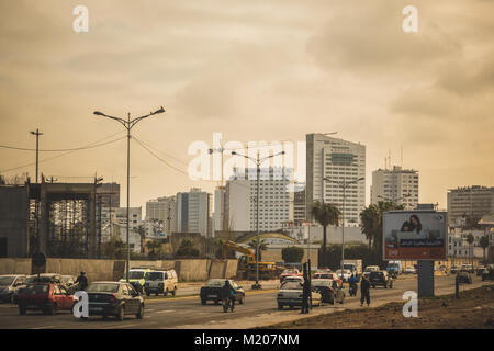 Casablanca, Marokko - 14. Januar 2018: Ansicht des Verkehrs und Hotels Gebäude in einem bewölkten Tag Stockfoto