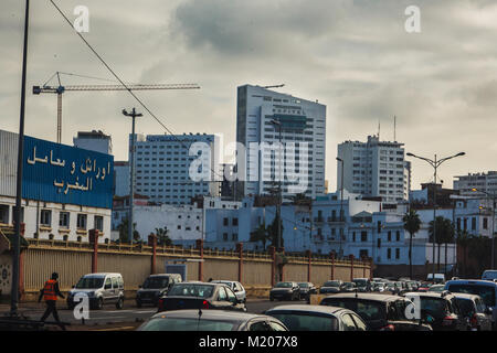 Casablanca, Marokko - 14. Januar 2018: Ansicht des Verkehrs und Hotels Gebäude in einem bewölkten Tag Stockfoto