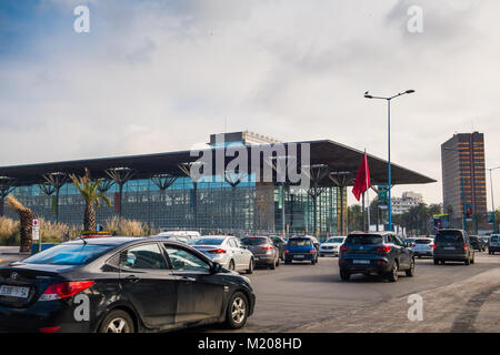 Casablanca, Marokko - 14. Januar 2018: Blick auf Casaport Bahnhof und Verkehr Stockfoto