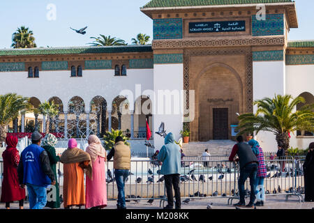 Casablanca, Marokko - 14. Januar 2018: die Menschen zu Fuß rund um den Palast der Justiz auf Platz Mohammed V. in Casablanca. Stockfoto