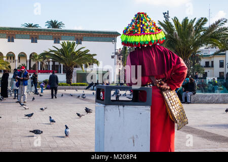 Casablanca, Marokko - 14. Januar 2018: traditionelle Wasser Verkäufer vor der Palast der Justiz auf Platz Mohammed V. in Casablanca. Stockfoto