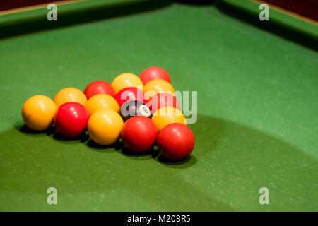 Pool Kugeln auf einem Billardtisch, in einem Winkel genommen Stockfoto