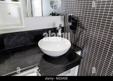 Blick auf die eleganten Badezimmer mit schwarzen Fliesen, sehr flache Tiefenschärfe Stockfoto