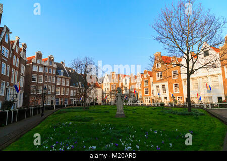 Amsterdam, 16. März 2017: Blick vom Begijnhof, wo sehr spiritueller Ort. Stockfoto