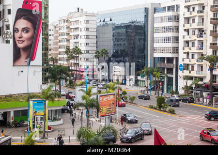 Casablanca, Marokko - 14. Januar 2018: Die Leute, die die Straße vor Twin Center Stockfoto