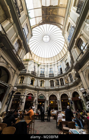 Istanbul, Türkei - 19. Mai 2017: Innenansicht von Passage von Cicek, wo ist die am meisten bekannte Pub von Istanbul Stockfoto