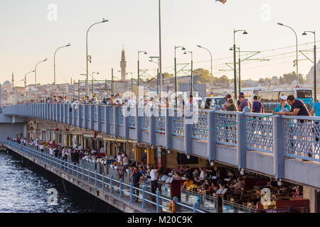 Istanbul, Türkei, 10. September 2017: Fischer auf der Galata Brücke über Halic Stockfoto