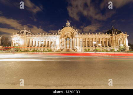 Petit Palace Ansicht von Paris während der Dämmerung und Autos leichte Wanderwege Stockfoto