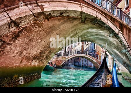 Venedig, Italien, 21. MAI 2017: Kreuzung unter einer Brücke, Gondelfahrt auf den Kanälen von Venedig, Italien. Stockfoto