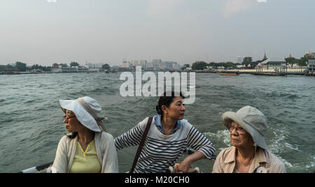 Touristen in einem Boot am Mae Nam Chao Phraya Fluss in Bangkok, Thailand Stockfoto