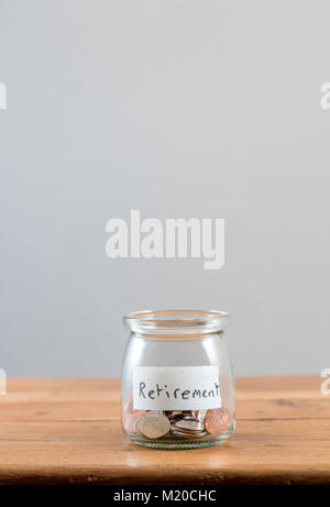 Loose Change in Glas zu Altersvorsorge darstellen Stockfoto
