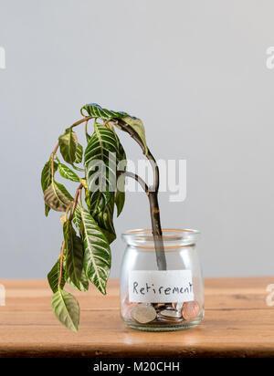 Loose Change in Glas zu Altersvorsorge darstellen Stockfoto