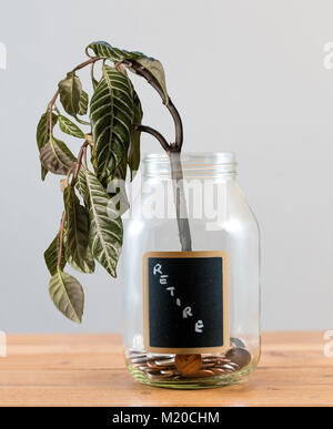 Loose Change in Glas zu Altersvorsorge darstellen Stockfoto