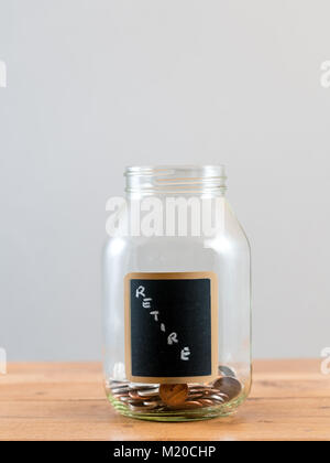 Loose Change in Glas zu Altersvorsorge darstellen Stockfoto
