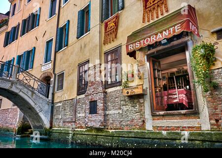 Venedig, Italien, 21. MAI 2017: Restaurant von einer Gondel auf den Kanälen von Venedig, Italien gesehen. Stockfoto