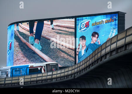 Der himmel Zug auf dem Viadukt in Bangkok, Thailand Stockfoto