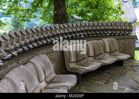 HR Giger Statuen und Dekorationen vor Giger Museum im mittelalterlichen Schloss Schweizer Dorf Bulle, Schweiz, Europa Stockfoto