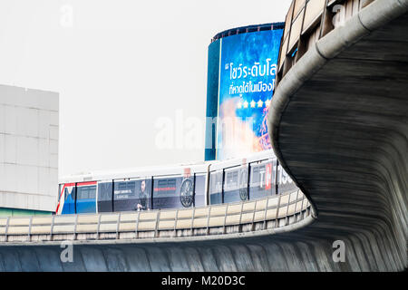 Der himmel Zug auf dem Viadukt in Bangkok, Thailand Stockfoto