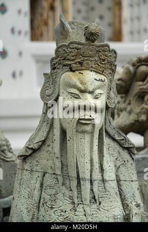 Eine steinerne Statue outdoor von Wat Arun Tempel in Bangkok, Thailand Stockfoto