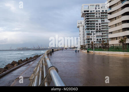 Casablanca, Marokko - 14. Januar 2018: Blick auf moderne Corporate Gebäude aus der Gasse gehen Stockfoto