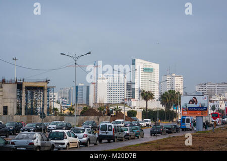 Casablanca, Marokko - 14. Januar 2018: Ansicht des Verkehrs und Hotels Gebäude in einem bewölkten Tag Stockfoto