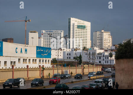 Casablanca, Marokko - 14. Januar 2018: Ansicht des Verkehrs und Hotels Gebäude in einem bewölkten Tag Stockfoto