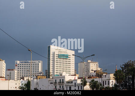 Casablanca, Marokko - 14. Januar 2018: Ansicht des Verkehrs und Hotels Gebäude in einem bewölkten Tag Stockfoto