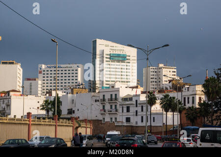 Casablanca, Marokko - 14. Januar 2018: Ansicht des Verkehrs und Hotels Gebäude in einem bewölkten Tag Stockfoto