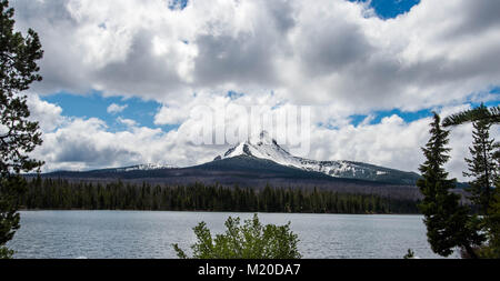 Mount Washington und Großen See im Oregon Cascade Mountains in der Nähe der Schwestern