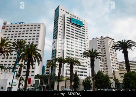 Casablanca, Marokko - 14. Januar 2018: Low Angle View von Sofitel und Novotel Gebäude Stockfoto