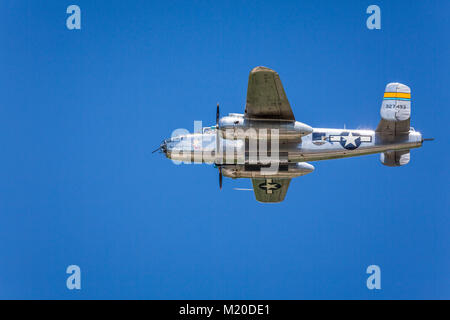 Die Boeing B-25 J Miss Mitchell vintage Bomber im Flug bei der Airshow 2017 in Duluth, Minnesota, USA. Stockfoto