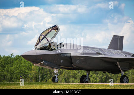 Ein Schloss Martin F-35 ein Kampfjet für den Start an der Airshow 2017 in Duluth, Minnesota, USA, vorbereitet. Stockfoto