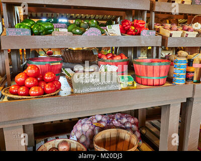 Anzeige Regale in frischen lokalen Spezialität Markt produzieren mit hydroponisch angebaut Harmon, Tomaten und andere Obst und Gemüse in Auburn, Alabama. Stockfoto