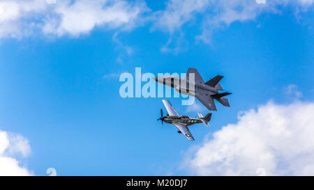 Ein Erbe Flight demonstration mit einer P-51 Mustang und die F-35 ein Kampfjet auf der Airshow 2017 in Duluth, Minnesota, USA. Stockfoto