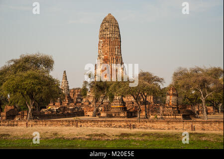 Scenic w Die hoch aufragenden Prang von Wat Phra Ram. 1369 Auf dem Gelände des ersten Ayutthaya König Einäscherung gebaut, Ayutthaya Historical Park, Thailand. Stockfoto