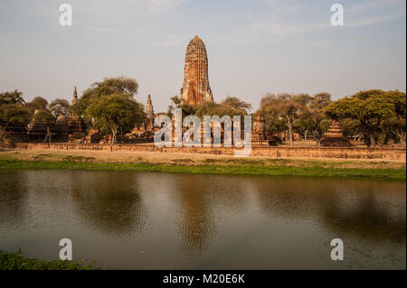 Scenic w Die hoch aufragenden Prang von Wat Phra Ram. 1369 Auf dem Gelände des ersten Ayutthaya König Einäscherung gebaut, Ayutthaya Historical Park, Thailand. Stockfoto