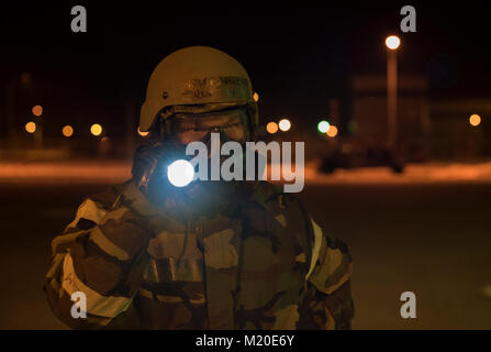 Senior Airman Bradley Veley, 55 Logistik Bereitschaft Squadron Brennstoffe Management Flug Verteilung operator, posiert für ein Stockfoto