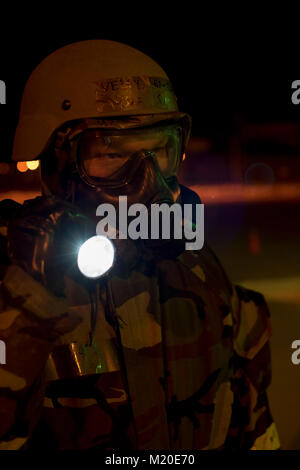 Senior Airman Bradley Veley, 55 Logistik Bereitschaft Squadron Brennstoffe Management Flug Verteilung operator, posiert für ein Stockfoto