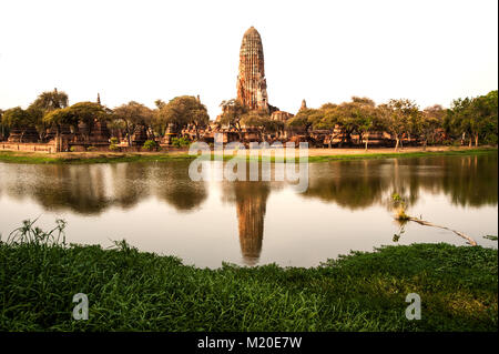 Scenic w Die hoch aufragenden Prang von Wat Phra Ram. 1369 Auf dem Gelände des ersten Ayutthaya König Einäscherung gebaut, Ayutthaya Historical Park, Thailand. Stockfoto