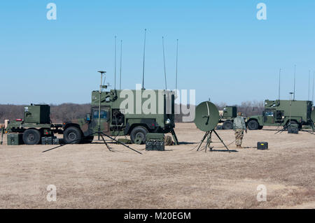 Mitglieder des Det. 1, Delta Company, 545th Brigade Engineer Battalion, 45th Infantry Brigade Combat Team, Oklahoma Army National Guard, mutig die Temperaturen unter dem Gefrierpunkt ihre erforderlichen zusätzlichen Flug Ausbildung (ATFP) Stunden mit dem RQ-7 Bravo oder 'Shadow' an Muldrow Army in Lexington, Oklahoma, 31.01.29. Dies ist das erste Mal, dass die Betreiber der Unmanned Aircraft Systems (UAS) Ausbildung bei Lexington durchgeführt. (U.S. Army National Guard Stockfoto