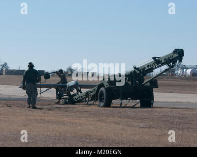 Mitglieder des Det. 1, Delta Company, 545th Brigade Engineer Battalion, 45th Infantry Brigade Combat Team, Oklahoma Army National Guard, mutig die Temperaturen unter dem Gefrierpunkt ihre erforderlichen zusätzlichen Flug Ausbildung (ATFP) Stunden mit dem RQ-7 Bravo oder 'Shadow' an Muldrow Army in Lexington, Oklahoma, 31.01.29. Es ist das erste Mal, dass die Wirtschaftsbeteiligten und die Verantwortlichen der Unmanned Aircraft Systems (UAS) Ausbildung bei Lexington durchgeführt. (U.S. Army National Guard Stockfoto