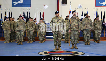 1. Sgt. Cristian G. Solano, ein Eingeborener von Loja, Ecuador, steht vor einer Bildung von Soldaten mit Hauptsitz und Sitz der Firma, 19 Expeditionary Sustainment Command, während ein Wechsel der Verantwortung Zeremonie, 31.01.30 An der Kelly Fitness Center, Camp Walker, Daegu. Korea. Solano ist die neueste älterer Soldat Führer der HHC, 19. WSA nach Verantwortung der Einheit während der Zeremonie. Stockfoto