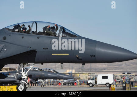 F-15 Eagle Fighter jet Piloten 4 Fighter Wing, Seymour Johnson Air Force Base, Nord-Carolina, jubeln bevor es in Red Flag 18-1 an der Nellis Air Force Base in Nevada, Jan 30, 2018 zu beteiligen. Red Flag bietet realistische Combat Training in einer angefochtenen, degradiert und betrieblich begrenzten Umgebung. (U.S. Air Force Stockfoto