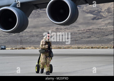 Staff Sgt. Benjamin Stover, 821St Contingency Response Support Squadron Crew Chief, bewegt sich die Feuerlöscher in Vorbereitung für Flugzeuge Abfahrt Amedee Army Airfield, Calif., als Teil einer einwöchigen Bereitschaft übung, 31.01.2018. Die Übung bewertet die Bereitschaft der Flieger und die Fähigkeit zu führen und schnelle globale Mobilität auf der ganzen Welt unterstützen. (U.S. Air Force Stockfoto