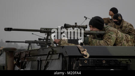 Us-Soldaten an die Zentrale und Hauptverwaltung Truppe sniper Abschnitt, 3 Staffel, 2. Kavallerie Regiments, mit Feuer Barrett. 50-Kaliber Gewehren auf einen Bereich in der Nähe der Bemowo Piskie, Polen, Feb 2, 2018 zugeordnet. Diese Soldaten sind ein Teil der einzigartigen, multinationalen Battle Group, bestehend aus USA, Großbritannien, Kroatischen und Rumänische Soldaten dienen, die mit der polnischen 15 mechanisierte Brigade als Abschreckung Kraft im Nordosten Polens in der Unterstützung der NATO-Präsenz verstärkt nach vorne. (U.S. Armee Foto von SPC. Andrew McNeil/22 Mobile Public Affairs Abteilung) Stockfoto