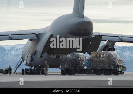 Antenne Torhüter der 821St Contingency Response Group zugeordnet Ladung von einem C 5 M Super Galaxy entladen, bei amédée Army Airfield, Calif., als Teil einer einwöchigen Bereitschaft übung, 31.01.2018. Die Übung bewertet die Bereitschaft der Flieger und die Fähigkeit zu führen und schnelle globale Mobilität auf der ganzen Welt unterstützen. (U.S. Air Force Foto von Tech. Sgt. Liliana Moreno/Freigegeben) Stockfoto